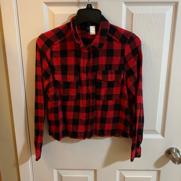 Red & Black plaid pattern button up, crop fit - Picture 1 of 5